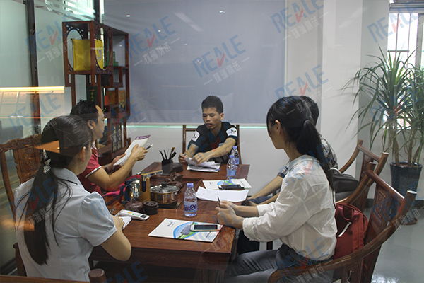 左邊是總經(jīng)理，右邊為越南客戶